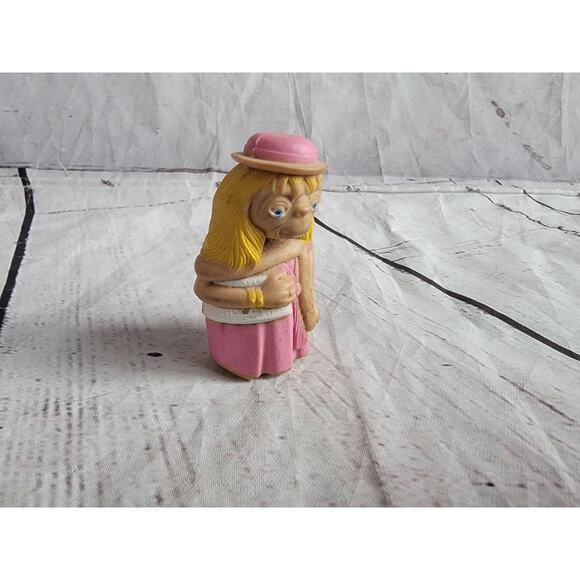 Vintage 1982 LJN E.T. Extra Terrestrial 2" Mini PVC Toy Figure in Pink Dress - Picture 6 of 6